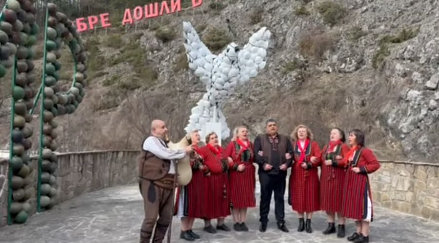 Кмет на смолянско село написа песен за Тръмп, "евробаби" я изпяха (ВИДЕО)